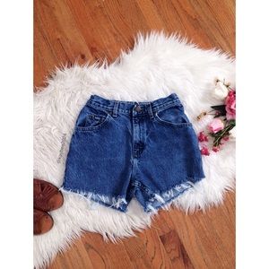 🌿 Vtg 90’s • Lee High Waisted Denim Shorts 🌿